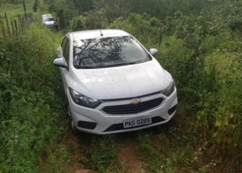 Coité – Carro roubado no centro da cidade é encontrado abandonado na zona rural