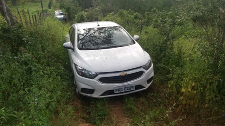 Coité – Carro roubado no centro da cidade é encontrado abandonado na zona rural