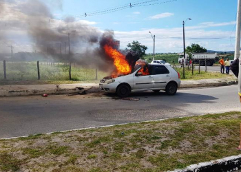 Carro pega fogo na Avenida Luiz Eduardo Magalhães em Coité