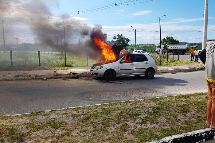 Carro pega fogo na Avenida Luiz Eduardo Magalhães em Coité
