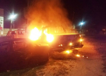 Veículo é consumido pelo fogo em frente a Delegacia de Coité; a suspeita que tenha sido incêndio criminoso