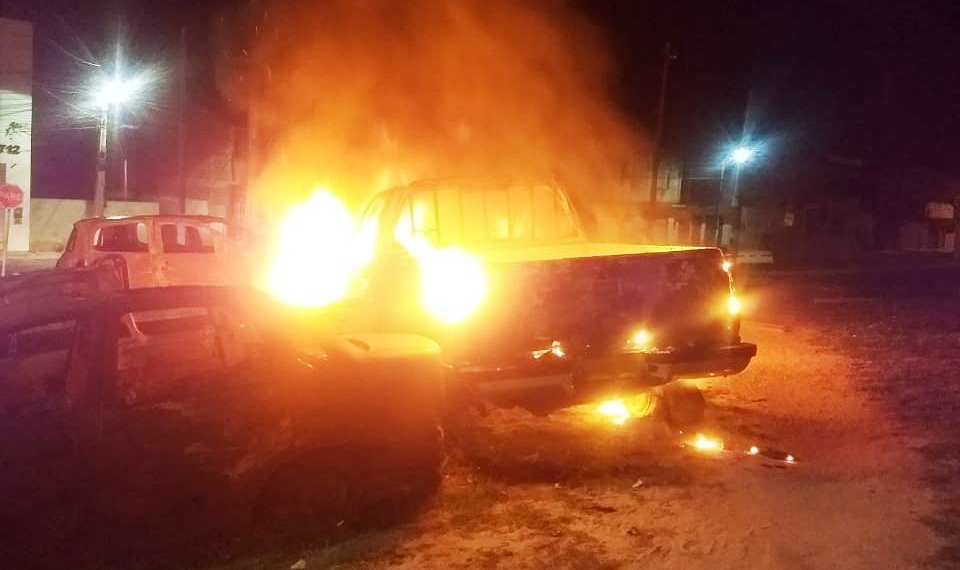 Veículo é consumido pelo fogo em frente a Delegacia de Coité; a suspeita que tenha sido incêndio criminoso