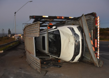 Caminhão-cegonha carregado com 11 veículos tomba na Bahia e motorista fica preso às ferragens