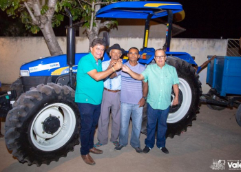 Valente – Prefeitura entrega trator e implementos à Comunidade Cipó de Leite