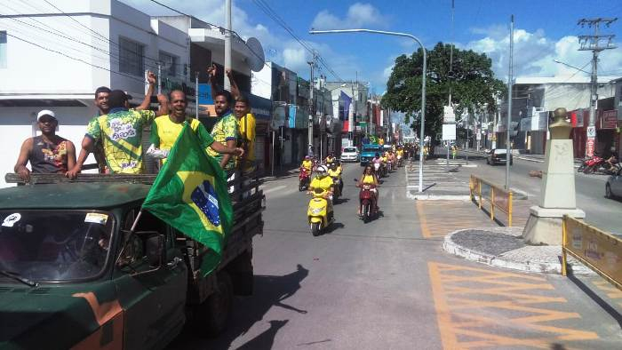 Coiteenses fazem carreata em comemoração pela passagem dos Brasil as quartas de final da Copa