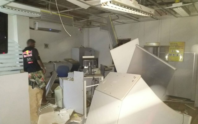 Bandidos explodem agências bancárias na Bahia