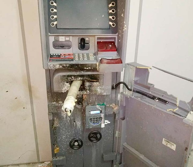 Criminosos explodem caixa eletrônico no sudoeste da BA; banana de dinamite fica presa em equipamento após falhar