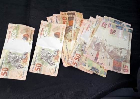 Veículo é abandonado com 1.700 em cédulas falsas