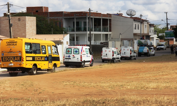 Riachão do Jacuípe I – Prefeito entrega duas ambulâncias, um ônibus e assina ordens de serviços de obras na valor de R$ 920 mil