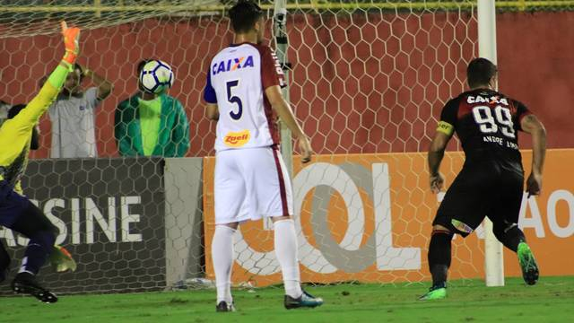 Com gol de André Lima Vitória vence o Parana´Clube e se distancia do Z4