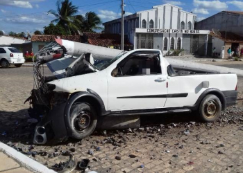Motorista é perseguido por motoqueiros, bate carro em poste e é morto a tiros