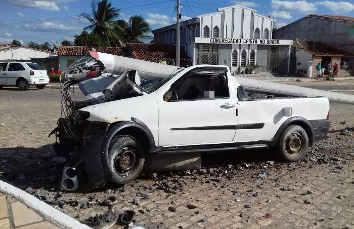 Motorista é perseguido por motoqueiros, bate carro em poste e é morto a tiros