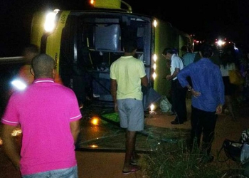 Passageiro surta, ‘agarra’ motorista e ônibus tomba na Bahia; idosa morre e três passageiros ficam gravemente feridos