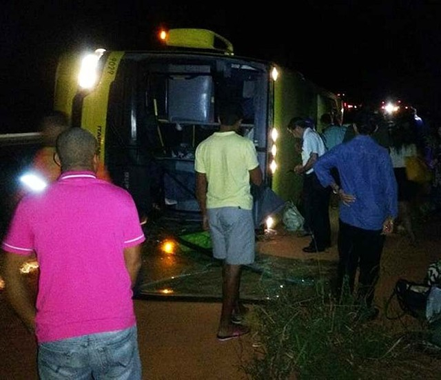 Passageiro surta, ‘agarra’ motorista e ônibus tomba na Bahia; idosa morre e três passageiros ficam gravemente feridos