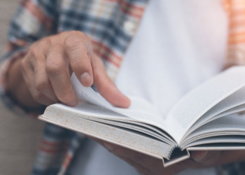 Técnico da seleção brasileira usa livros para inspirar jogadores