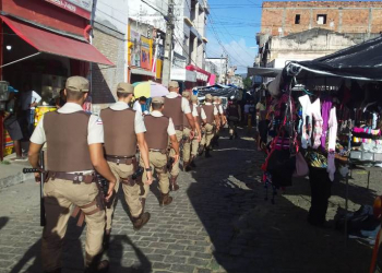 Alunos a soldados prendem traficante na feira livre de Serrinha
