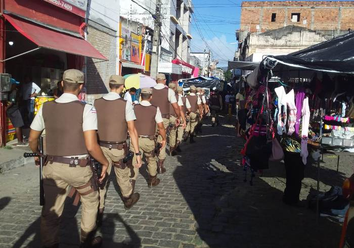 Alunos a soldados prendem traficante na feira livre de Serrinha