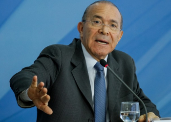Ministro afirma que governo vai manter desconto de R$ 0,46 no preço do litro do óleo diesel