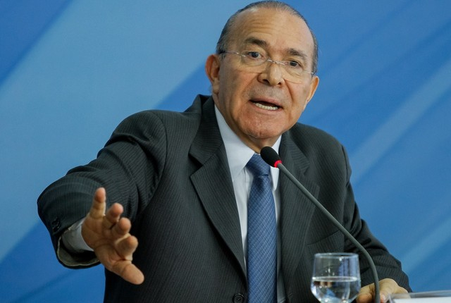 Ministro afirma que governo vai manter desconto de R$ 0,46 no preço do litro do óleo diesel