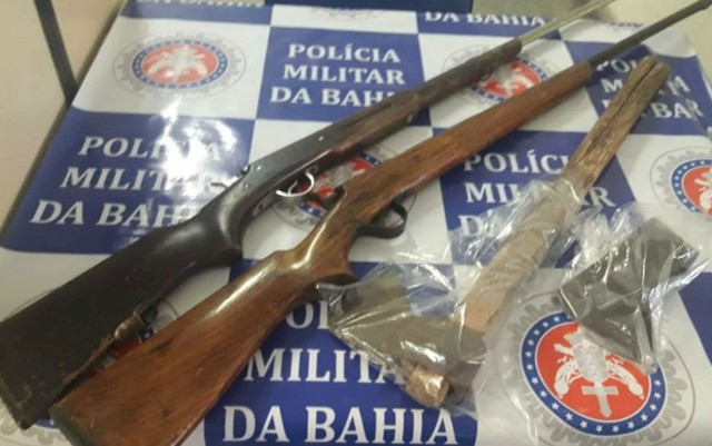 Jovem mata pai com golpes de machado e enterra corpo com ajuda da mãe na Bahia; mulher e filho são presos