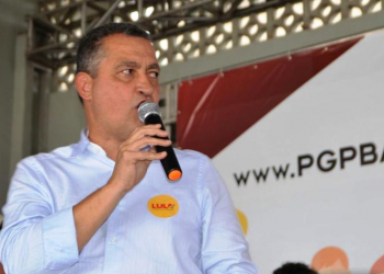 Durante PGP em Feira de Santana, Rui Costa diz que Assis é mais um perseguido por causa do trabalho que faz na defesa do povo
