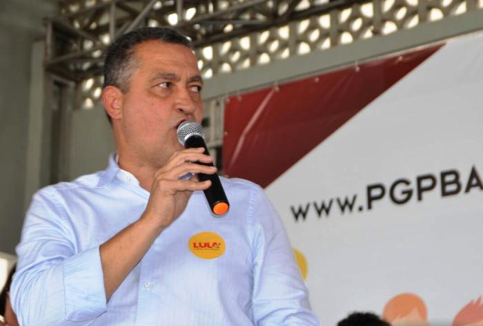 Durante PGP em Feira de Santana, Rui Costa diz que Assis é mais um perseguido por causa do trabalho que faz na defesa do povo