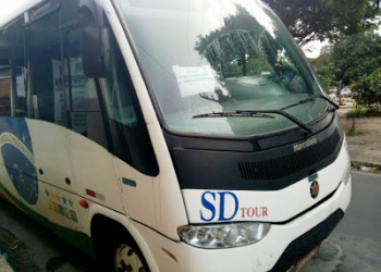 Micro-ônibus com 17 policiais militares é atacado por bandidos em Feira de Santana