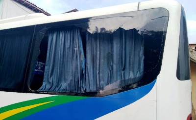 Micro-ônibus com 17 policiais militares é atacado por bandidos em Feira de Santana
