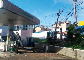 Caminhão invade posto de gasolina e atropela pedestres; um morreu