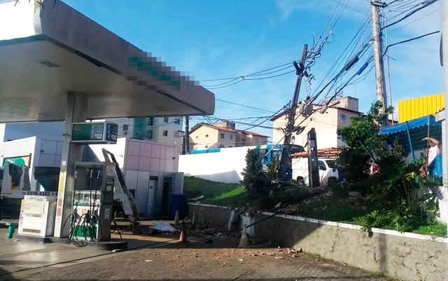 Caminhão invade posto de gasolina e atropela pedestres; um morreu
