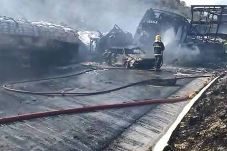 Engavetamento entre 10 veículos mata ao menos sete pessoas em MG