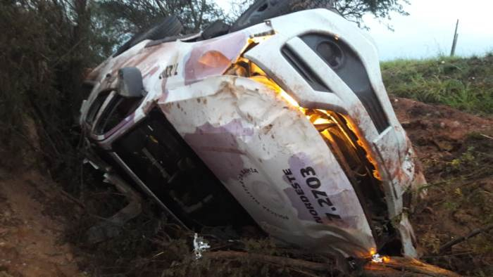Viatura da CIPE Nordeste tomba na BR 410 próximo ao “Buraco do Vento” em Tucano