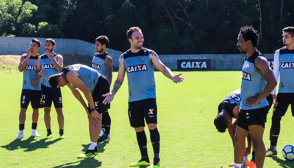 Após 35 dias sem partidas, Vitória encara o Paraná no Barradão