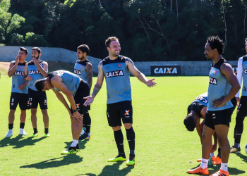 Após 35 dias sem partidas, Vitória encara o Paraná no Barradão