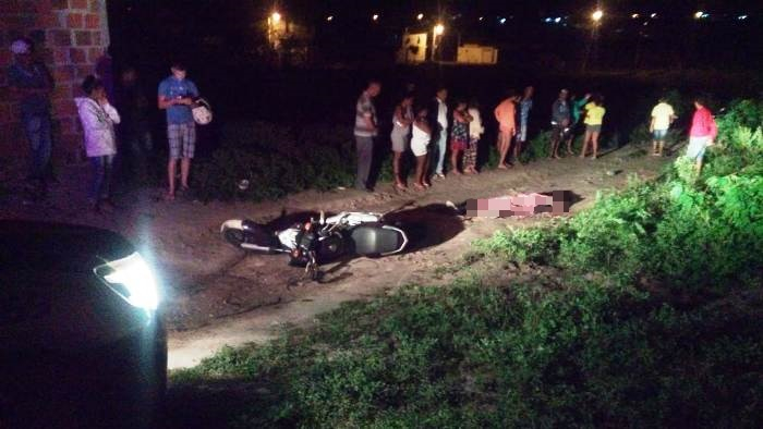 Coité – Homem é morto a tiros quando pilotava moto no Bairro da Jaqueira