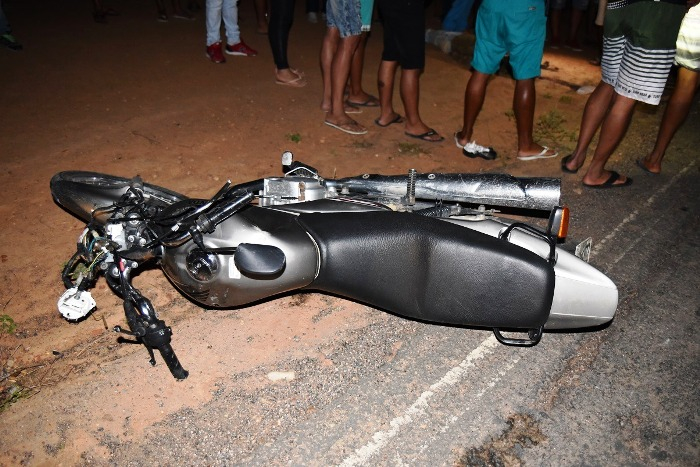 Dois morrem em colisão de moto com cavalo na BA 417