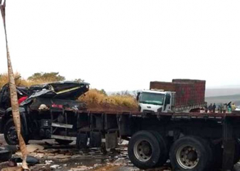 Mulher morre em acidente de caminhão quando levava uma cruz para colocar no local onde o filho caminhoneiro morreu