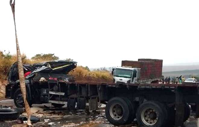 Mulher morre em acidente de caminhão quando levava uma cruz para colocar no local onde o filho caminhoneiro morreu