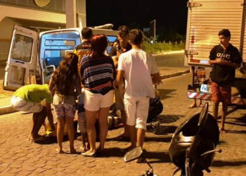 Coité – Dois ficam feridos depois de moto bater no fundo de caminhão baú