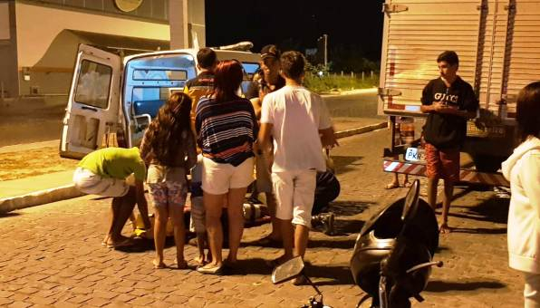 Coité – Dois ficam feridos depois de moto bater no fundo de caminhão baú