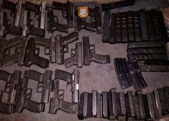 Operação policial prende homem transportando 21 pistolas e muita munição no tanque de combustível do carro que viajava com família