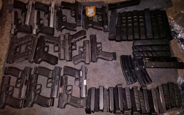 Operação policial prende homem transportando 21 pistolas e muita munição no tanque de combustível do carro que viajava com família