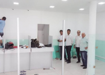 Diretores da ASCOOB Sisal inspecionam os últimos detalhes antes da inauguração da agência de Coité