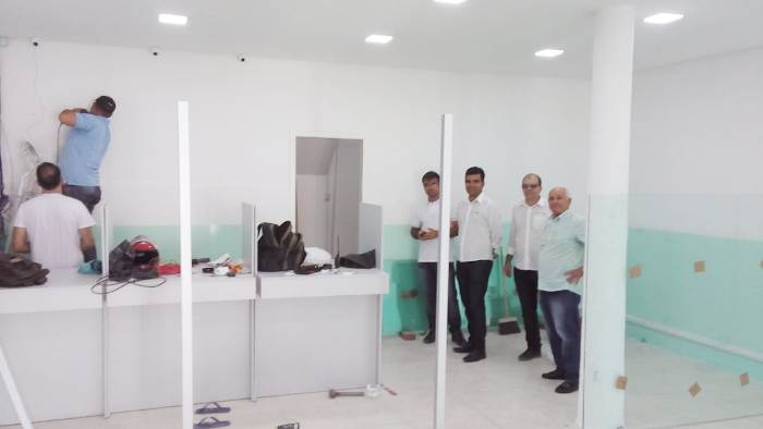 Diretores da ASCOOB Sisal inspecionam os últimos detalhes antes da inauguração da agência de Coité