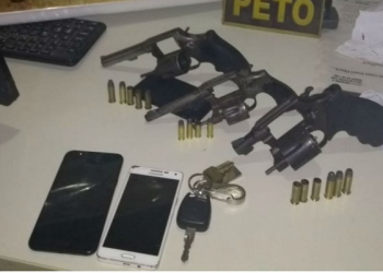 Trio morre em confronto com a PM na BR-324 após assaltar pedestres; celulares e armas foram apreendidos