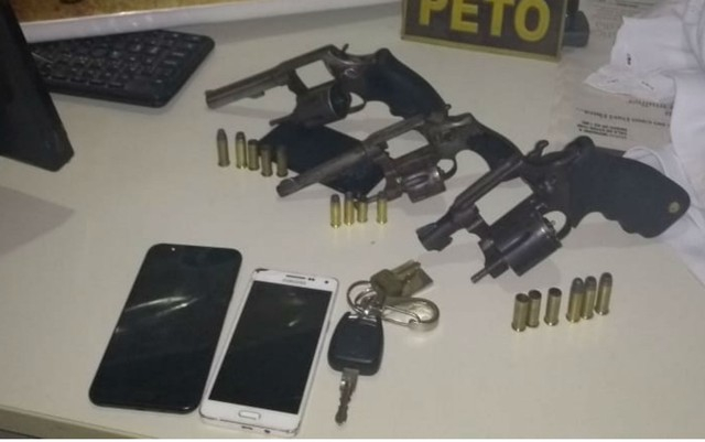 Trio morre em confronto com a PM na BR-324 após assaltar pedestres; celulares e armas foram apreendidos