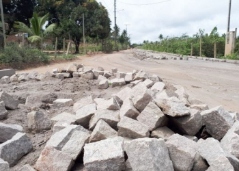 Alegando falta de pagamento, empresa fornecedora arranca os paralelepípedos de estrada em Feira de Santana; Prefeitura nega