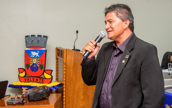 Prefeito de Valente reafirma compromisso com a gestão municipal em sessão especial na Câmara de Vereadores