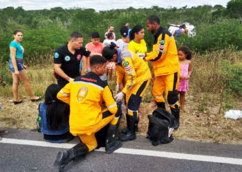 HB20 tomba na BA 409 trecho Coité/Serrinha e deixa três feridos
