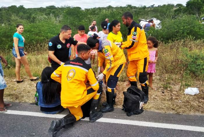 HB20 tomba na BA 409 trecho Coité/Serrinha e deixa três feridos
